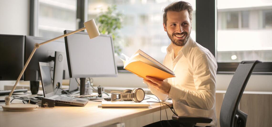 Cómo ser feliz en el trabajo y por qué es importante el bienestar laboral